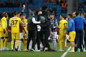 Trabzonspor-Ankaragücü maçında ortam gerildi! İki kırmızı kart birden çıktı