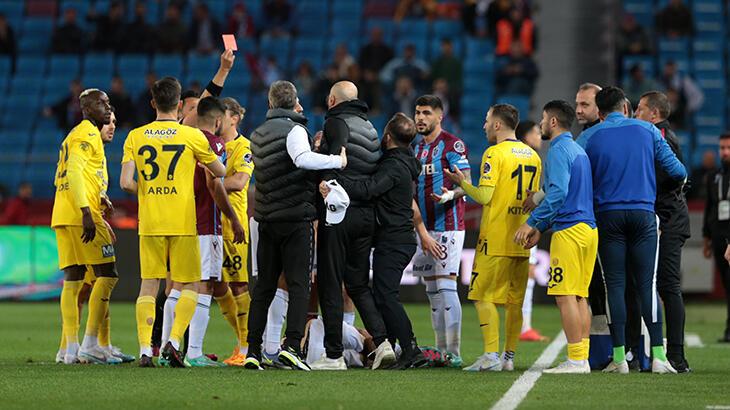 Trabzonspor-Ankaragücü maçında ortam gerildi! İki kırmızı kart birden çıktı