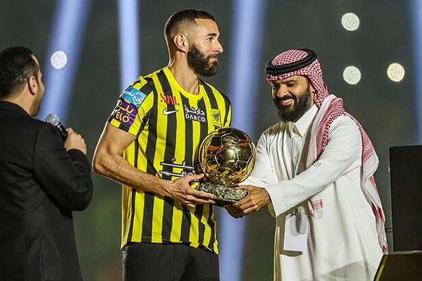 Karim Benzema'ya görkemli imza töreni! Al Ittihad'ı tercih etme sebebini açıkladı