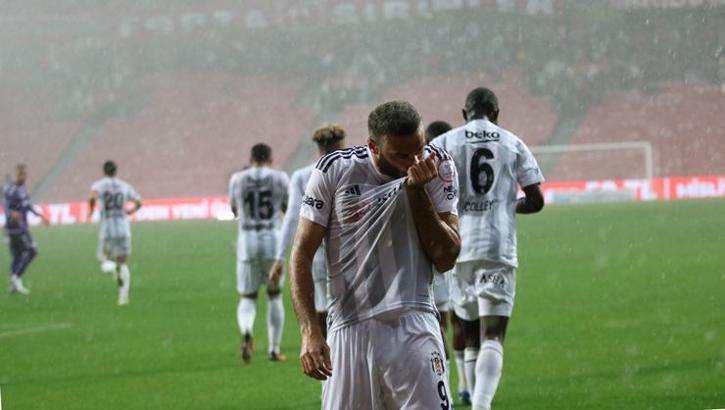 Beşiktaş'ta Cenk Tosun, Burak Yılmaz'ı geçti!