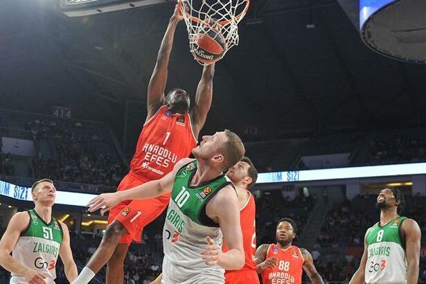 (ÖZET) Anadolu Efes - Zalgiris Kaunas maç sonucu: 86-82 | Kötü gidişe uzatmada son!