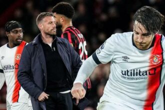 Bournemouth - Luton Town maçında endişe dolu anlar! Tom Lockyer yere yığıldı...