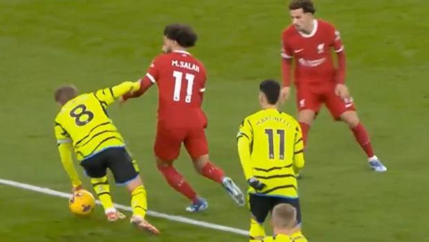 Liverpool - Arsenal maçında skandal karar! Herkes penaltı bekledi ancak...