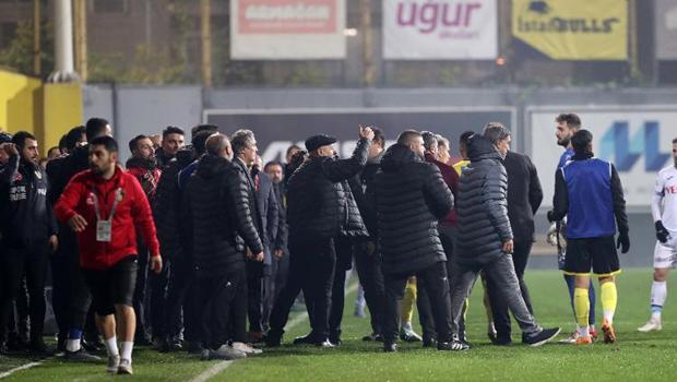 Son dakika: İstanbulspor Başkanı Ecmel Faik Sarıalioğlu, Trabzonspor maçında takımını sahadan çekti... İstanbulspor ne ceza alacak?