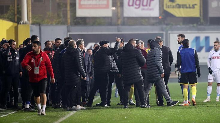 Trabzonspor maçında sahadan çekilen İstanbulspor'u bekleyen ceza! İşte Futbol Müsabaka Talimatı'nın ilgili maddesi...