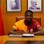 Galatasaray'da Serge Aurier imzayı attı: Formayı giydi! 'Çok köklü bir kulübe geldim'