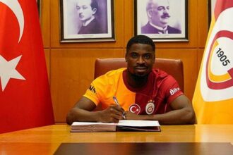 Galatasaray'da Serge Aurier imzayı attı: Formayı giydi! 'Çok köklü bir kulübe geldim'