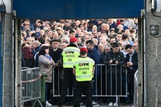 Portekiz'de ortalık karıştı! Taraftarlar ve polis kavga etti, maç ertelendi