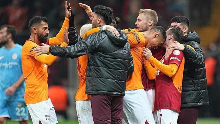 Galatasaray'dan tam 18 farklı savunma dörtlüsü! Tabloya rağmen lider...