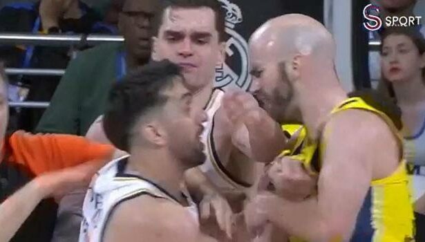 Real Madrid - Fenerbahçe Beko maçında parke bir anda karıştı! Campazzo, Nick Calathes'in yakasına yapıştı...