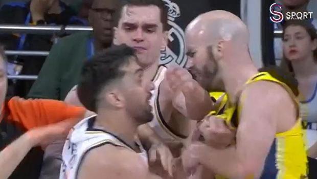 Real Madrid - Fenerbahçe Beko maçında parke bir anda karıştı! Campazzo, Nick Calathes'in yakasına yapıştı...