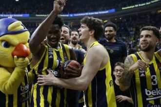 Fenerbahçe Beko, EuroLeague'de play-off'u garantiledi!