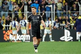 Fenerbahçe taraftarlarından Beşiktaşlı Semih’e: Aferin çocuk hep böyle ayakta kal!