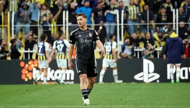 Fenerbahçe taraftarlarından Beşiktaşlı Semih’e: Aferin çocuk hep böyle ayakta kal!