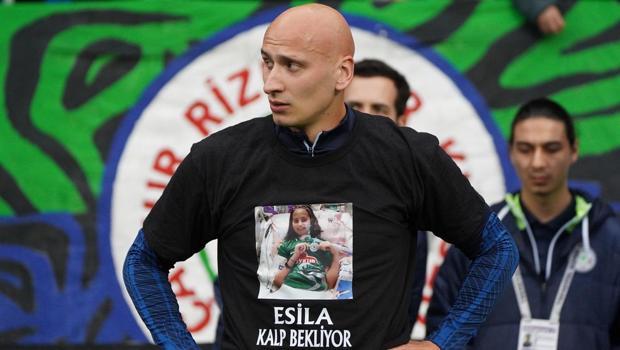 Rizespor sahaya minik Esilay'ı hatırlatarak çıktı! Kalp nakli bekliyor...