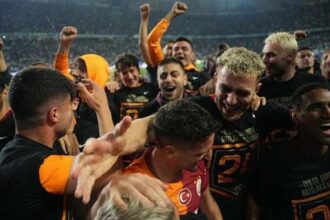 Galatasaray, Fenerbahçe’yi 14. kez ikinci yaptı