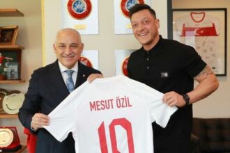 Mesut Özil’den TFF Başkanı Mehmet Büyükekşi’ye ziyaret