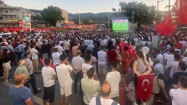 Bursa halkı, milli heyecanı dev ekranda yaşadı!