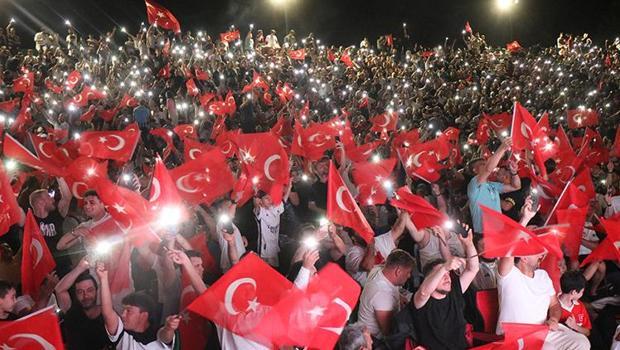 A Milli Futbol Takımı'nın zaferinin coşkusu sokaklara taştı