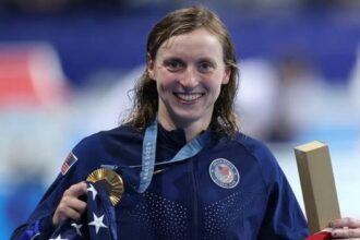 ABD'li yüzücü Katie Ledecky, rekorunu geliştirdi