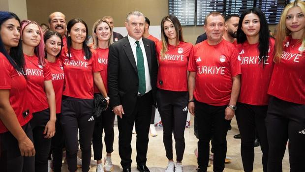 Gençlik ve Spor Bakanı Osman Aşkın Bak, milli paralimpik sporcuları Paris'e uğurladı