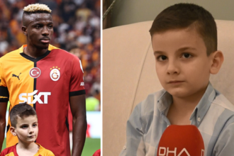 Victor Osimhen ile seremoniye katıldı! "Tekrar karşılaşırsak maskesini isteyeceğim..."