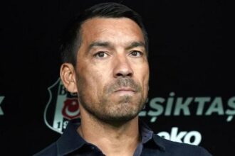 Beşiktaş'ta Aybaba ve Friedel gitti, Bronckhorst’a 2 maç süre verildi