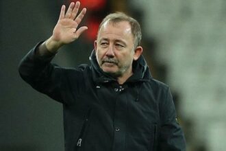 Beşiktaş'ın yeni hocası kim olacak? Hüseyin Yücel, Sergen Yalçın'la görüştü