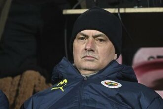 Cezalı Mourinho yine tribündeydi