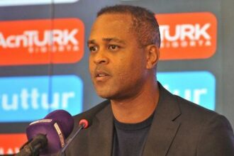 Patrick Kluivert'ten şaşırtan imza