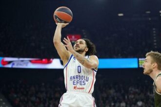 Anadolu Efes, yarın Baskonia'yı konuk edecek