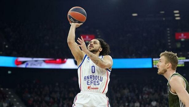Anadolu Efes, yarın Baskonia'yı konuk edecek