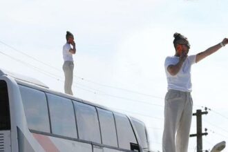 Cezalı kadın teknik direktörden dikkat çeken çözüm: Takımını otobüsün üzerinden yönetti!