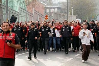 Galatasaray taraftarı, Dolmabahçe'ye geldi!