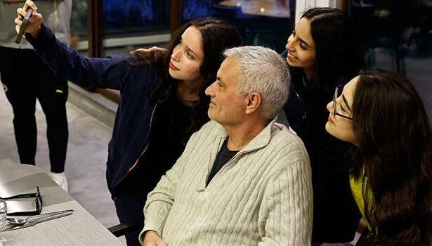 Jose Mourinho, bursiyer çocuklarla iftarda buluştu!