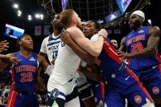 NBA'de çıkan kavgada 5 oyuncu ve 2 antrenör ihraç edildi!