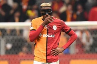 Victor Osimhen'e derbide Emirhan Topçu kelepçesi!