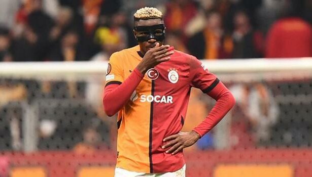 Victor Osimhen'e derbide Emirhan Topçu kelepçesi!