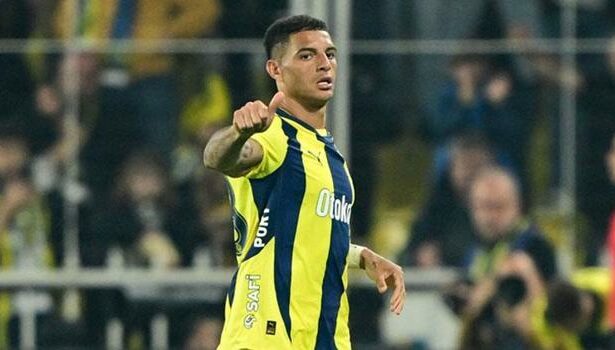 Diego Carlos 2.5 ay sonra formayı giydi!