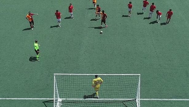 Galatasaraylı eski futbolcular, Şırnak'ın Cizre ilçesinde gençlerle dostluk maçı yaptı