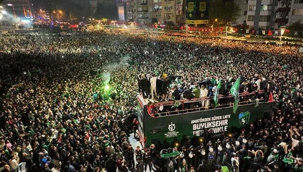 Kocaelispor, şampiyonluk otobüsüyle binlerce taraftarıyla buluştu!