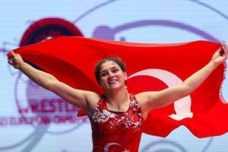 Milli güreşçiler Elvira ve Nesrin, Avrupa Şampiyonası'nda finale yükseldi!