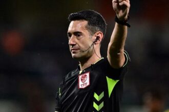 Başakşehir-Fenerbahçe maçının hakemi Burak Pakkan'ın tartışmalara yol açan kararlarını Fırat Aydınus değerlendirdi: 'Türkiye'de bir ilk oldu, hakem 'VAR'A hayır dedi!'