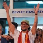 Leroy Sane resmen Galatasaray'da! Dün gece İstanbul'a geldi, uçağını 1 milyon kişi canlı izledi