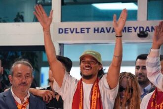 Leroy Sane resmen Galatasaray'da! Dün gece İstanbul'a geldi, uçağını 1 milyon kişi canlı izledi