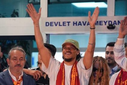 Leroy Sane resmen Galatasaray'da! Dün gece İstanbul'a geldi, uçağını 1 milyon kişi canlı izledi