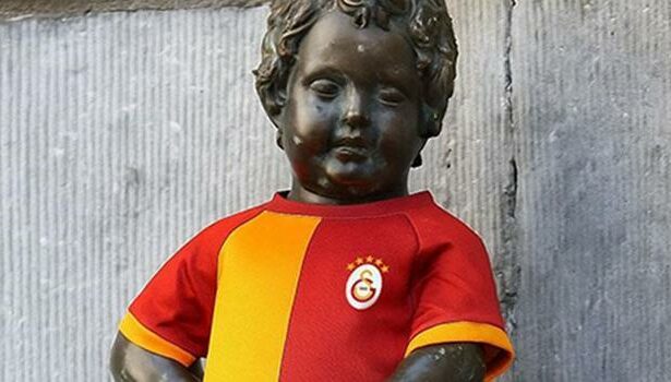 Mannaken Pis heykelinin yeni kostümü, Galatasaray forması olacak!