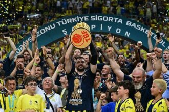 Şampiyon Fenerbahçe Beko, kupasını aldı!
