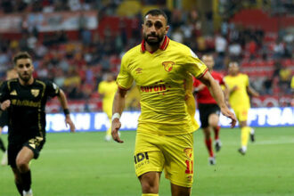 Göztepe ligin yenilgisiz 3 takımı arasında
