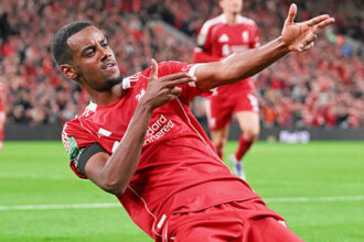 Isak hesabı açtı, Liverpool üst tura yükseldi! Ekitike'den ilginç kırmızı